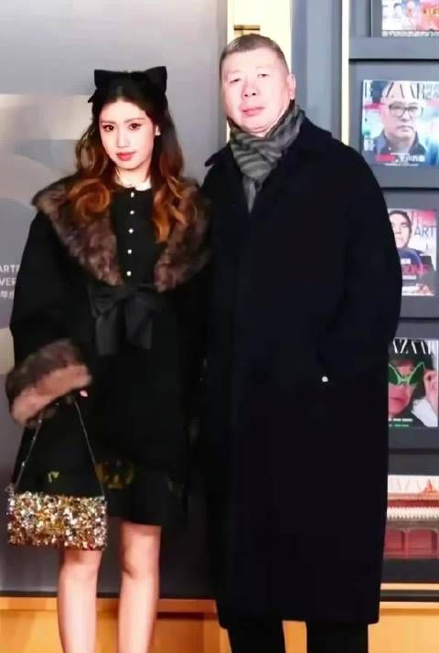 冯小刚携19岁养女徐朵亮相芭莎庆典，父女同框气质出众