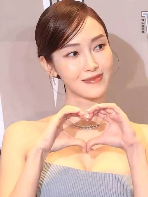 “冰山公主”和少女时代的她感觉变化有点大,郑秀妍参加活动红毯造型