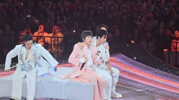 言承旭在对仔仔干什么，这个视角更牛逼了，老爱豆们敢如此开放了