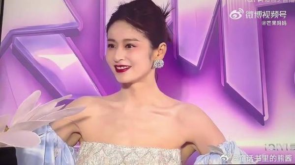 林允颖儿携手亮相红毯，互相整理裙摆显亲密