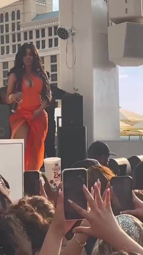 cardib:被泼饮料后用话筒砸回去