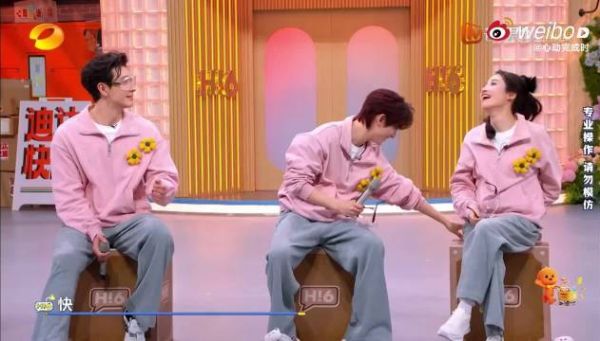 温柔到骨子里的少年！丁程鑫看到卢昱晓淋雨安慰的举动，看得人哈特软软！