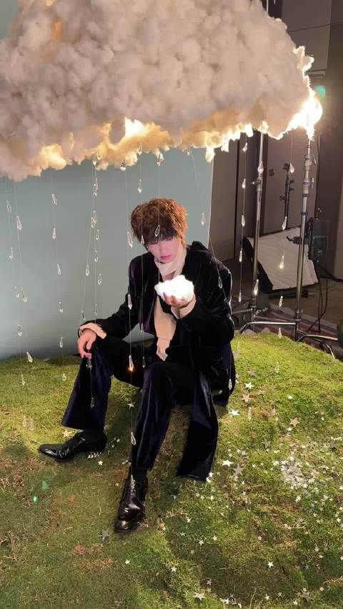 在(伪)蓝天白云和草地上的蓝丝绒诺! 周末结束啦,晚安哦! AG超玩会