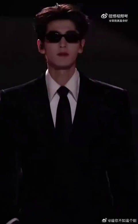 沈梦辰直言内心装满张凌赫,跨年舞台魅力难挡