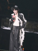 全场一起生日快乐…领口开到肚脐眼了快哈哈哈哈哈哈怎么能忍住不看？