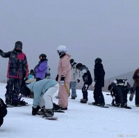 网友偶遇贾玲张小斐崇礼滑雪，求合照被婉拒
