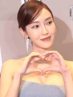 “冰山公主”和少女时代的她感觉变化有点大，郑秀妍参加活动红毯造型