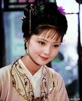 薛宝钗平时大门不出，二门不迈，贾琏的小厮怎么看到她的模样？三种偷看方式，让人防不胜防