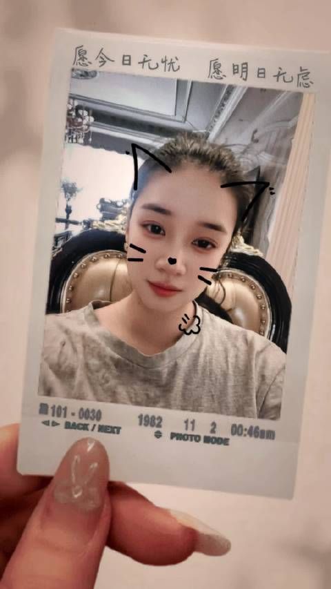 一个人从下午打扫卫生到现在 当屋子焕然一新时，觉得自己也在闪闪发光