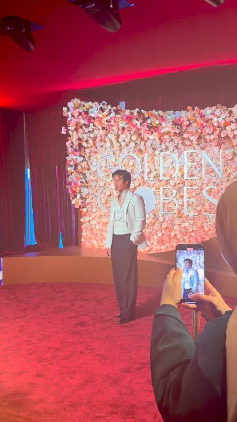 哈德森·威廉姆斯亮相金球奖红毯，与《巅峰对决》主演同场