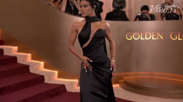 《一战再战》女星缇雅娜·泰勒亮相第83届金球奖红毯,魅惑女神