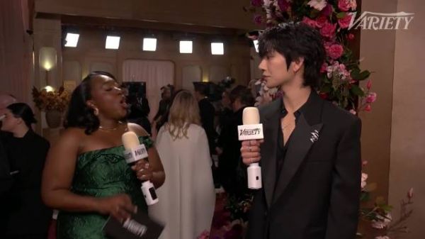 SEVENTEEN组合成员洪知秀亮相第83届金球奖红毯