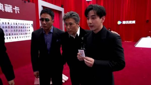 叔圈天才李乃文驾到!一身西装带金丝边眼镜,魅力十足丨星光大赏