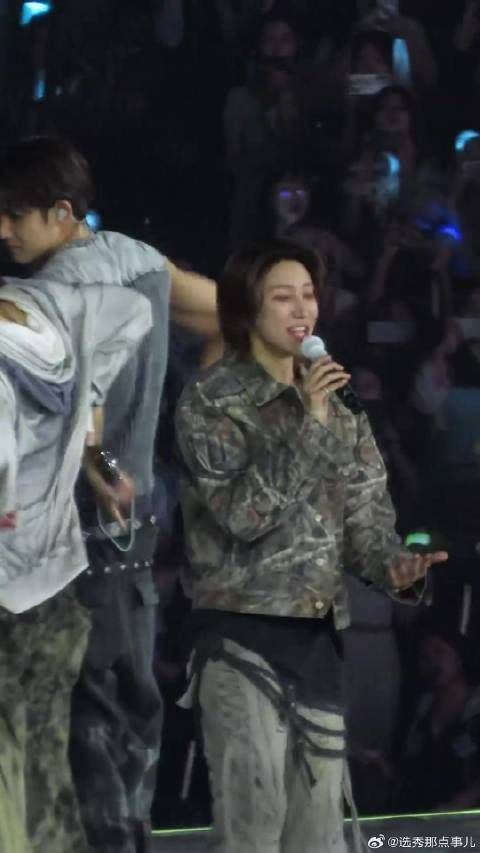 老婆在香港演唱会上紧紧抱住徐明浩啦
