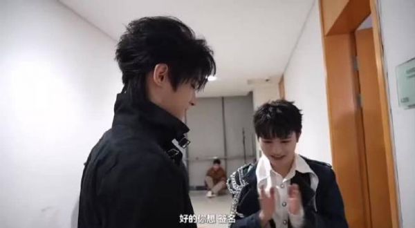 张峻豪帮妈妈向周深要签名，周深被称辈分粘合剂