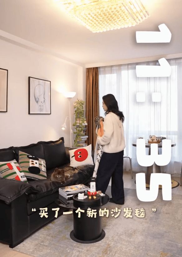 钟欣潼的客厅布置得温馨又漂亮。