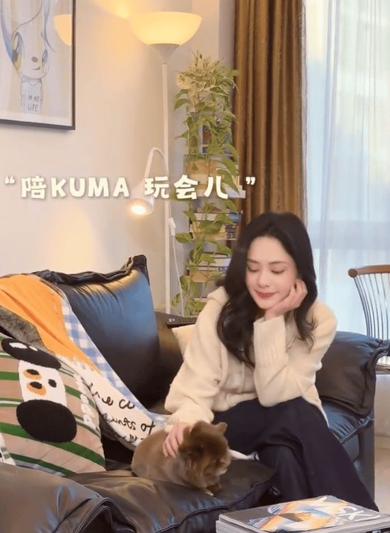 钟欣潼和软萌小狗玩耍。