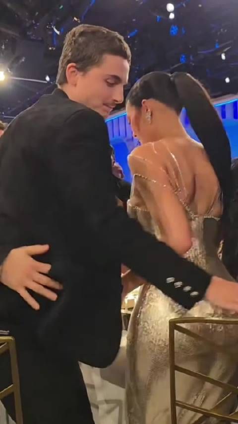 甜茶拿奖后起身拥吻金小妹