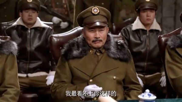 林海雪原:屋里吵得不可开交,外面土匪开始干架,真刺激!