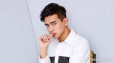 尖叫之夜李现新造型帅炸!被问到是否会和杨紫同框,回答太可爱了