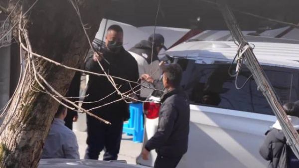 敖瑞鹏客串悬疑剧《狂花》路透 今天是卷毛小狗！期待 敖瑞鹏卷毛look