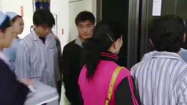 无影：护士拿一箱子，霸占患者电梯还理直气壮，谁知遇上新任领导！
