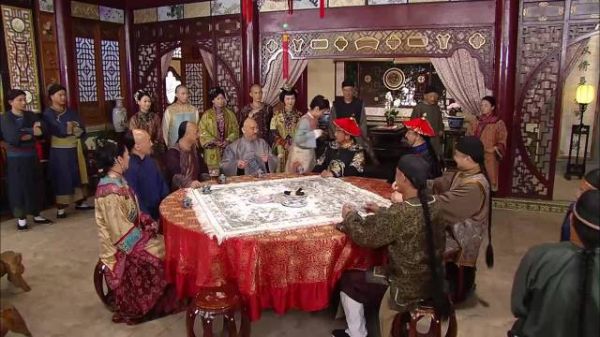 巾帼枭雄：官员都给王爷献礼，金银珠宝不爱，少爷揭开红布太喜欢