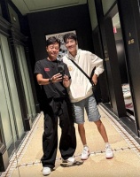 李克勤18岁长子回香港探亲，全家外出吃火锅，卢淑仪搭肩俩子合照