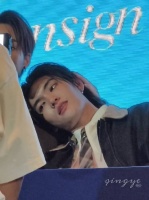 小柴累了需要诺宝摸摸头充电