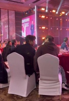 沈腾夫妇慈善晚会太反差！他戴老花镜像大叔，王琦瘦了20斤，尖下巴抢镜