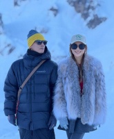 应采儿陈小春2026旅行撒糖！皮草女王配宠妻狂魔，这福气太顶了