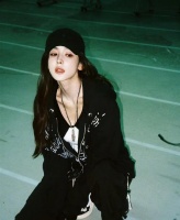 古力娜扎现身射击馆！挂脖吊带上衣，路人：身材比例太好