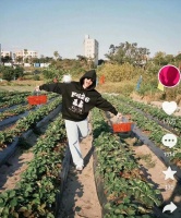 全红婵换新发型！在老家摘草莓，自家果园啥都有，烤火取暖好惬意