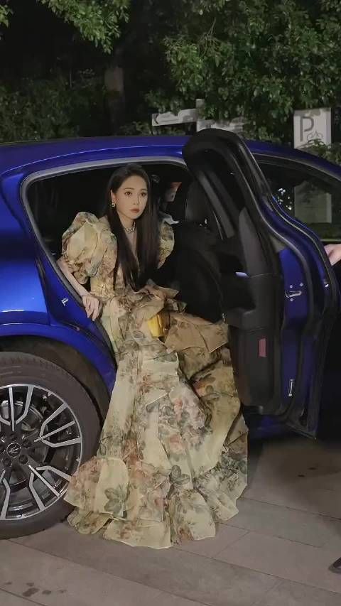 57岁伊能静状态似少女，素颜白皙身材苗条