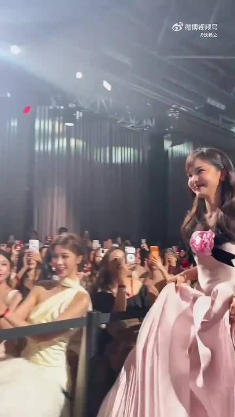 周翊然暖心搀扶章若楠上台阶