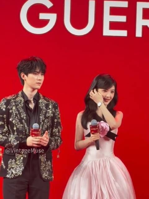 周翊然绅士搀扶章若楠上台阶,粉裙亮片西装同框养眼