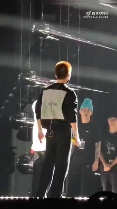 论彩寸和小猫的相似度，很好rua的样子