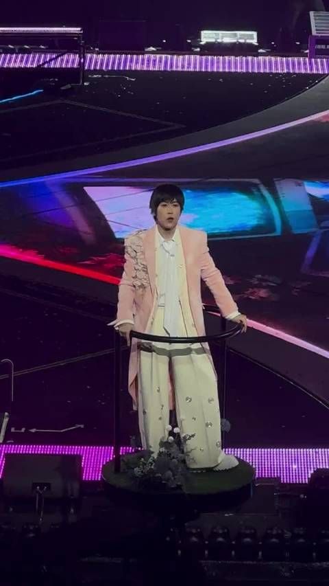 阿信丢掉了跟他犯冲的粉红大衣,穿了白色亮晶晶的阔腿西装套装