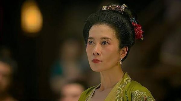 王七男扮女装被抓包，拿出大理寺腰牌，老鸨反应亮了