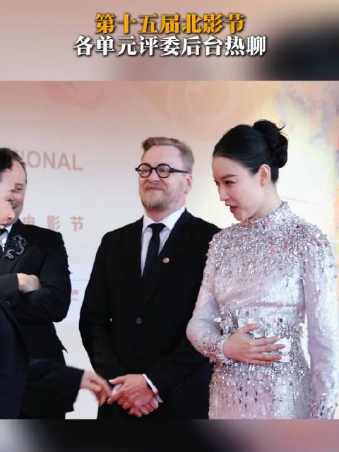 观点交织，氛围热烈，专业在此刻化为最动人的语言