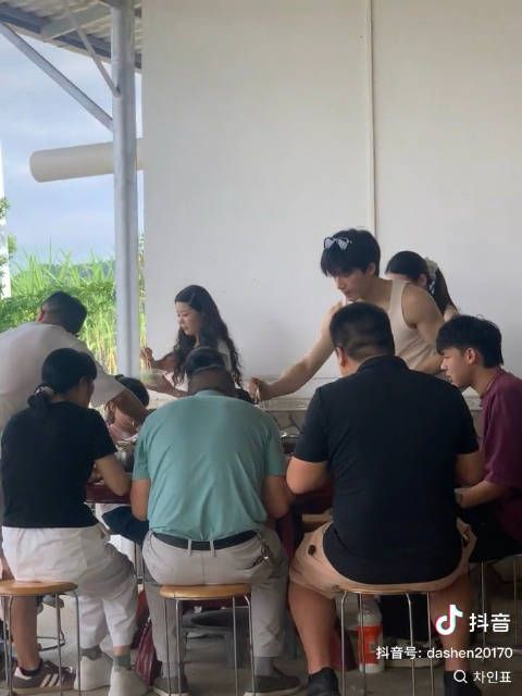 老孩好接地气啊每次被拍都这么朴实