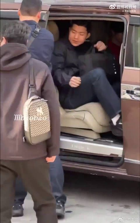 章昊的红衣造型直接戳中我的心！明媚感真的太足了