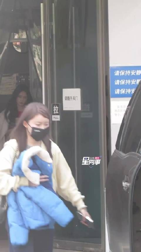 李一桐红裙亮相你好星期六，现场为粉丝喷香水