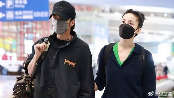 王菲谢霆锋回北京了，菲姐勾男友手臂一脸爱意，画面超甜