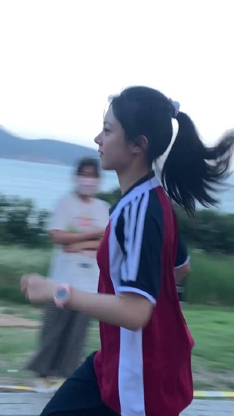 麦麦称赞学生跑步姿态精准掌控