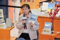 《出走的决心》原型苏敏亮相昆明璞玉书店 分享新书《一路向着光》