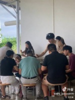 老孩好接地气啊每次被拍都这么朴实