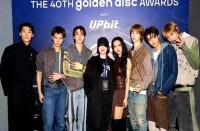 小s出席音乐会，与蔡依林同台站C位，一身黑衣面带笑容已走出悲痛