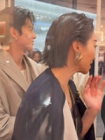 王鹤棣以为结束了 拉着宋茜跑了又回来@宋茜 Lv北京三里屯活动lv活动