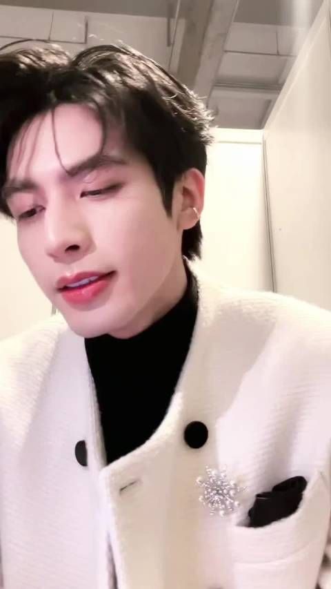 宋威龙在活动后台唱忘记时间 ，长得一种唱歌不太好的样子，结果开嗓这么好听